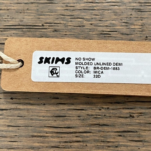 SKIMS No Show Molded Unlined Demi Bra - Picture 6 of 6